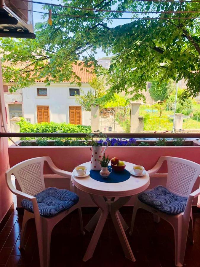 Beautiful Apartment With Balcony Pula Exterior photo